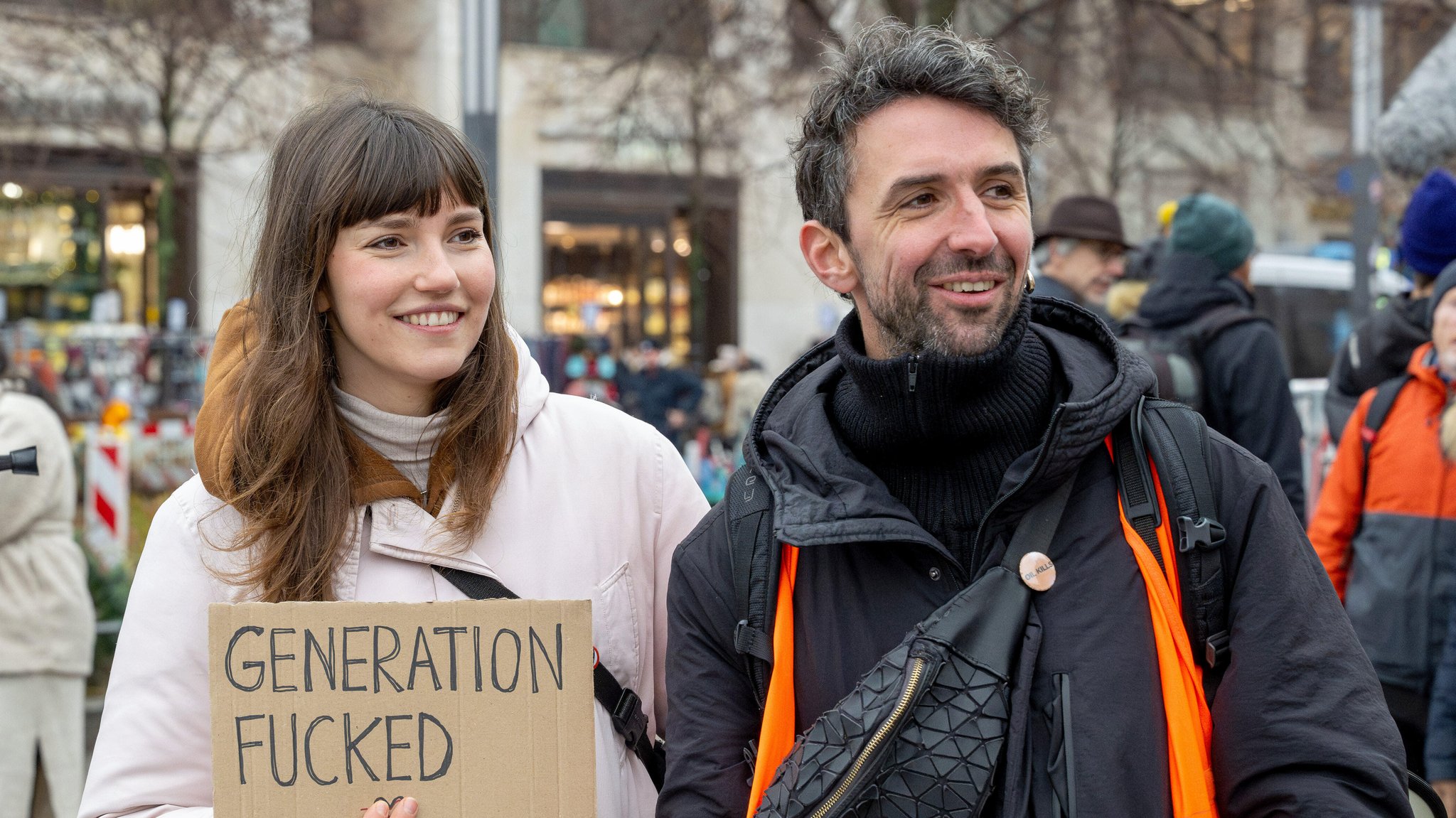 Archivbild: Die Aktivistengruppe Letzte Generation hat sich umbenannt in Neue Generation. Carla Hinrichs mit Schild "Generation Fucked" und Raphael Thelen.