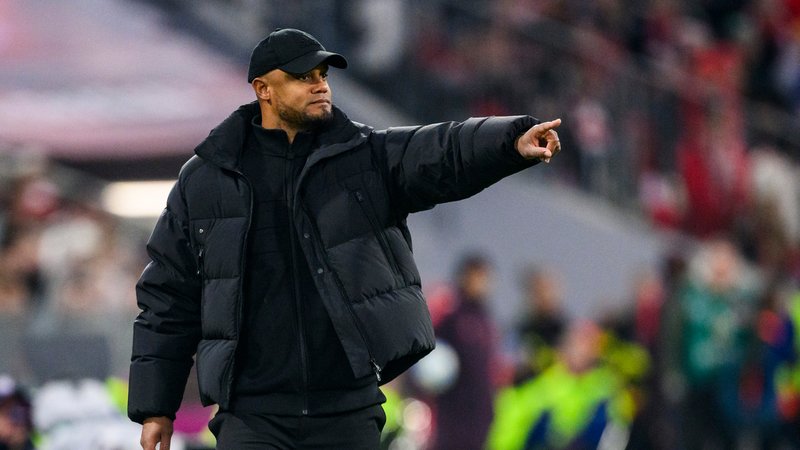 Vincent Kompany gibt Anweisungen | Bild: picture-alliance/dpa Vincent Kompany gibt Anweisungen