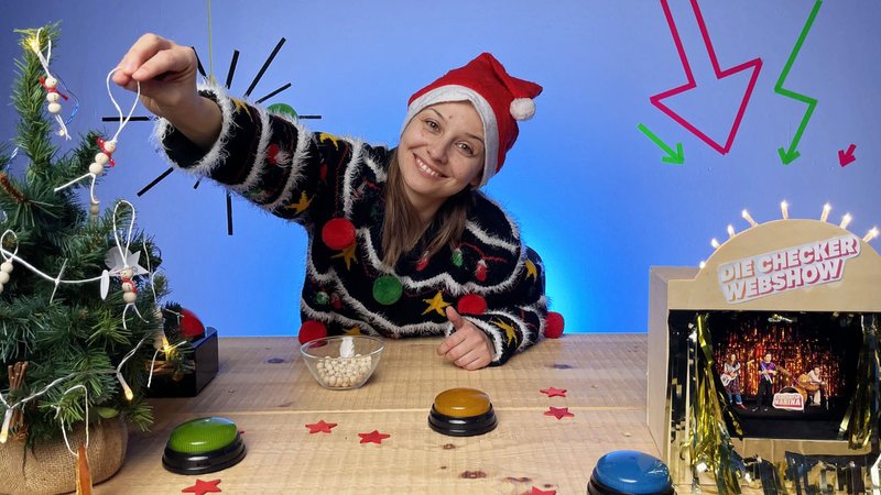 Weihnachten weltweit | Checkerin Marina zeigt, wie man Weihnachtschmuck bastelt | Bild: BR | megaherz GmbH | Hans Florian Hopfner Weihnachten weltweit | Checkerin Marina zeigt, wie man Weihnachtschmuck bastelt