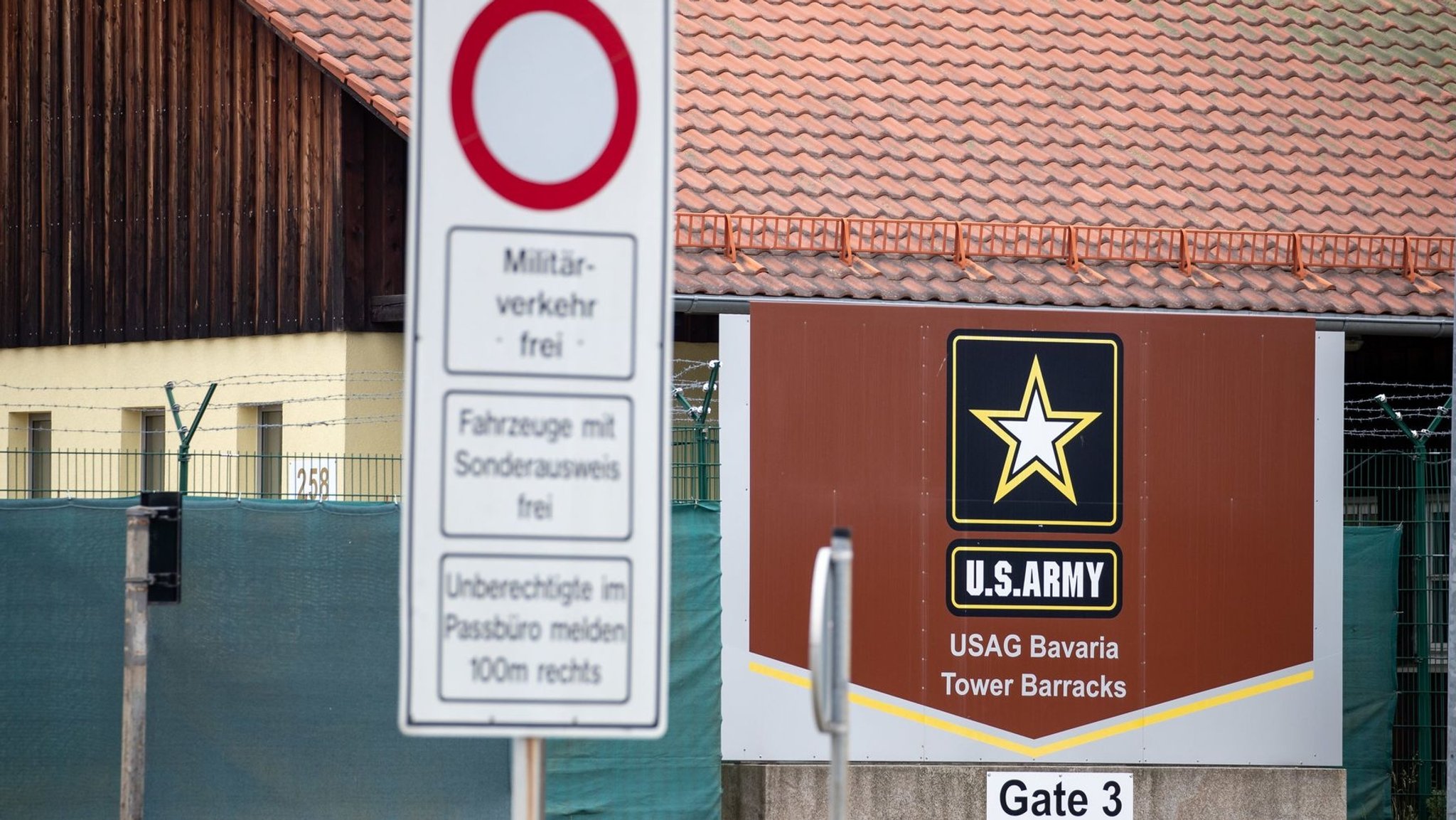 "U.S.Army - USAG Bavaria - Tower Barracks" steht auf einem Schild an einem Eingang zum Truppenübungsplatz der US-Army in Grafenwöhr.