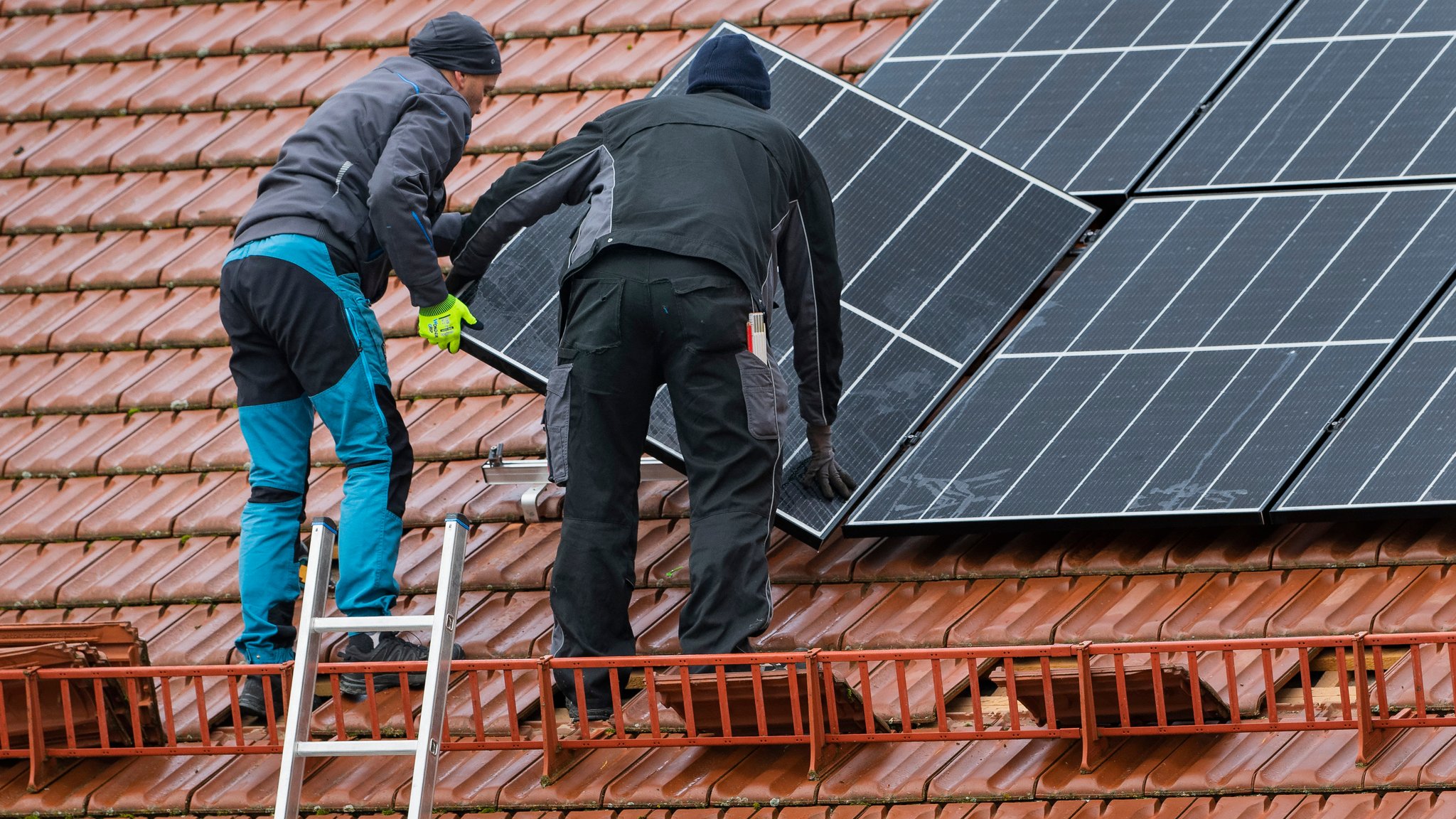 Zwei Männer installieren eine PV-Anlage in Markt Schwaben