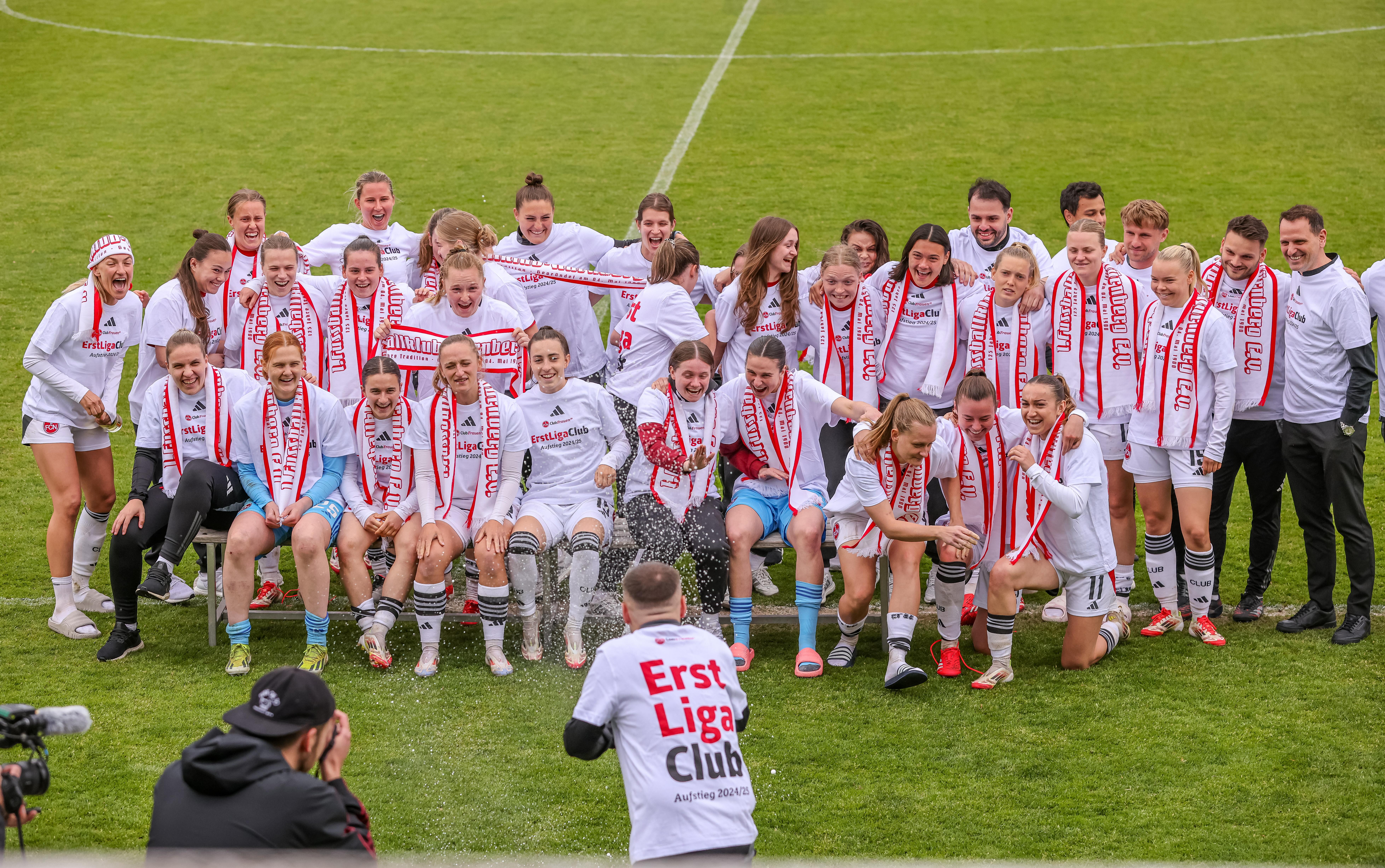 Die Clubfrauen feiern den Aufstieg in die Bundesliga.