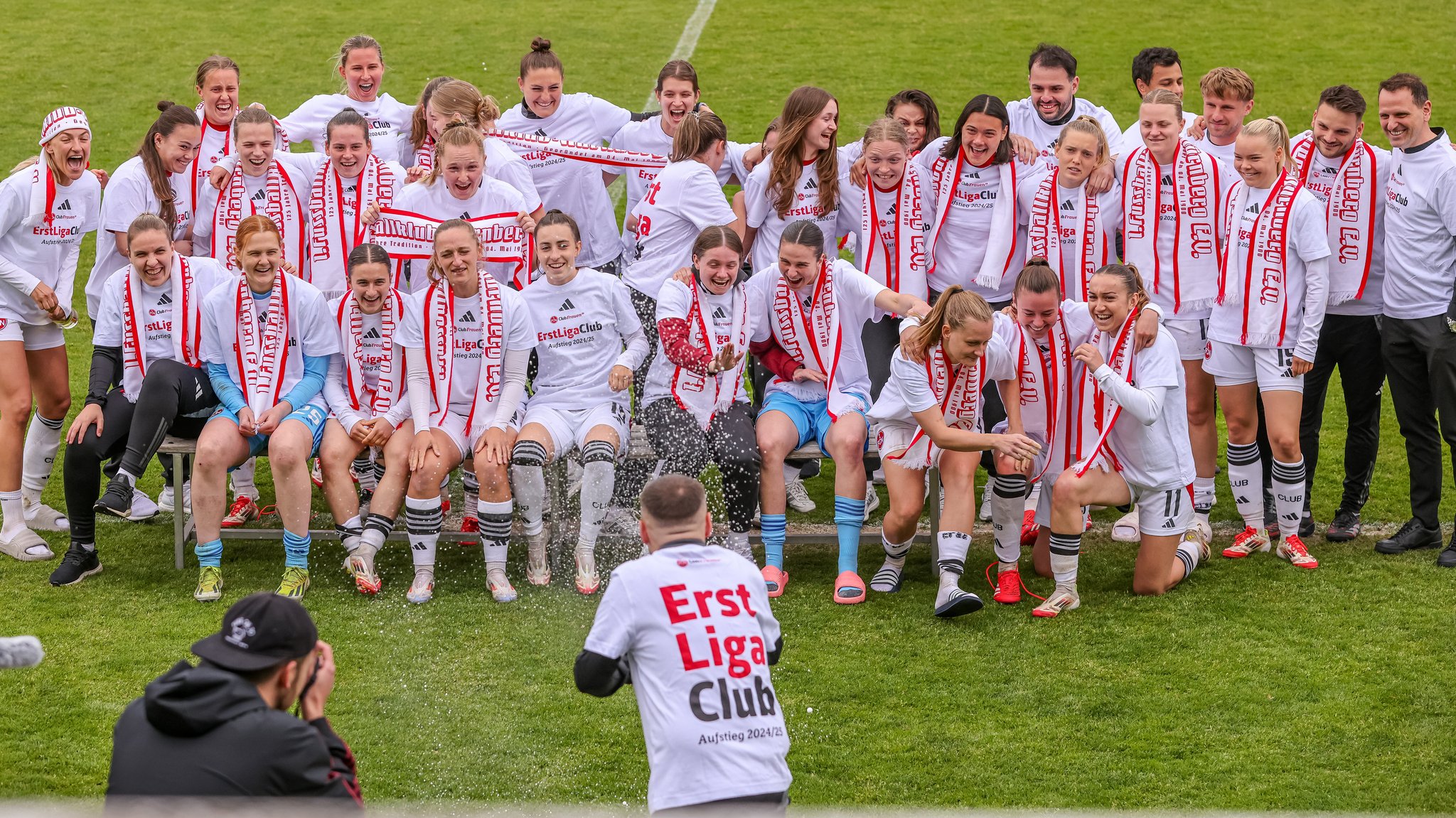 Die Clubfrauen feiern den Aufstieg in die Bundesliga.