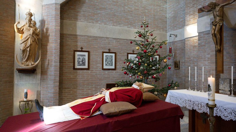 Vatikanstadt: Der gestorbene emeritierte Papst Benedikt XVI. wird in der Kapelle des Klosters Mater Ecclesiae im Vatikan aufgebahrt. 