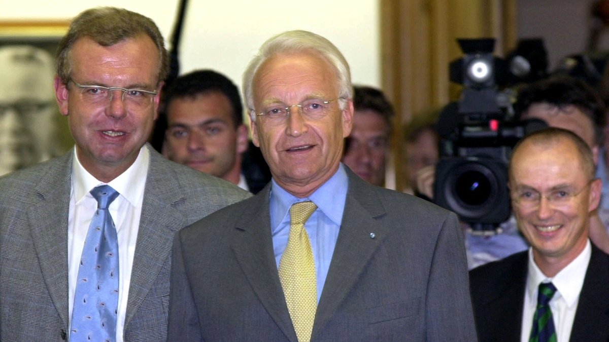 20.06.2002: Bayerns Ministerpräsident Edmund Stoiber (M.) – links von ihm der CSU-Abgeordnete Thomas Kreuzer.