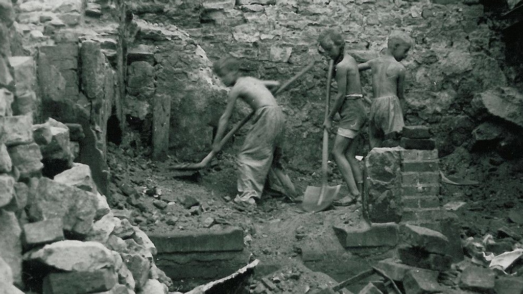 Würzburg nach der Zerstörung - Kinder halfen den Schutt wegzuräumen. (Archivbild)