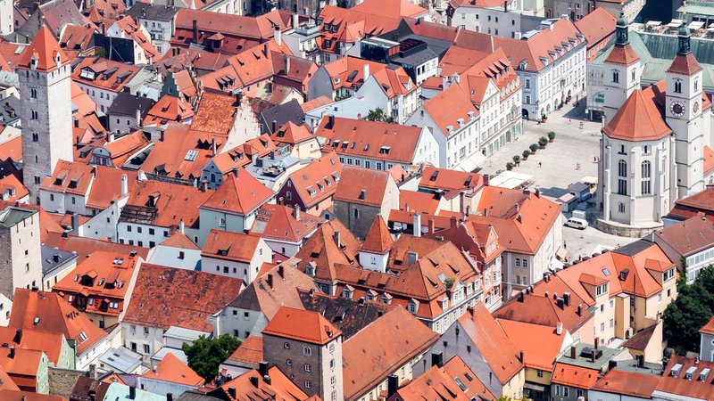 Häuserschluchten im mittelalterlichen Regensburg | Bild: pa/imageBROKER/Stefan Kiefer Häuserschluchten im mittelalterlichen Regensburg