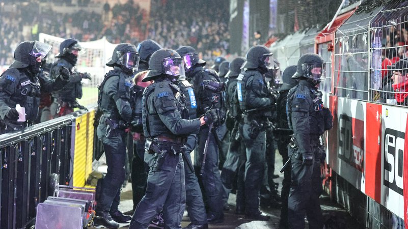 Symbolbild: Polizei in einem Fußballstadion | Bild: picture alliance / frontalvision | K. Hoeft Symbolbild: Polizei in einem Fußballstadion