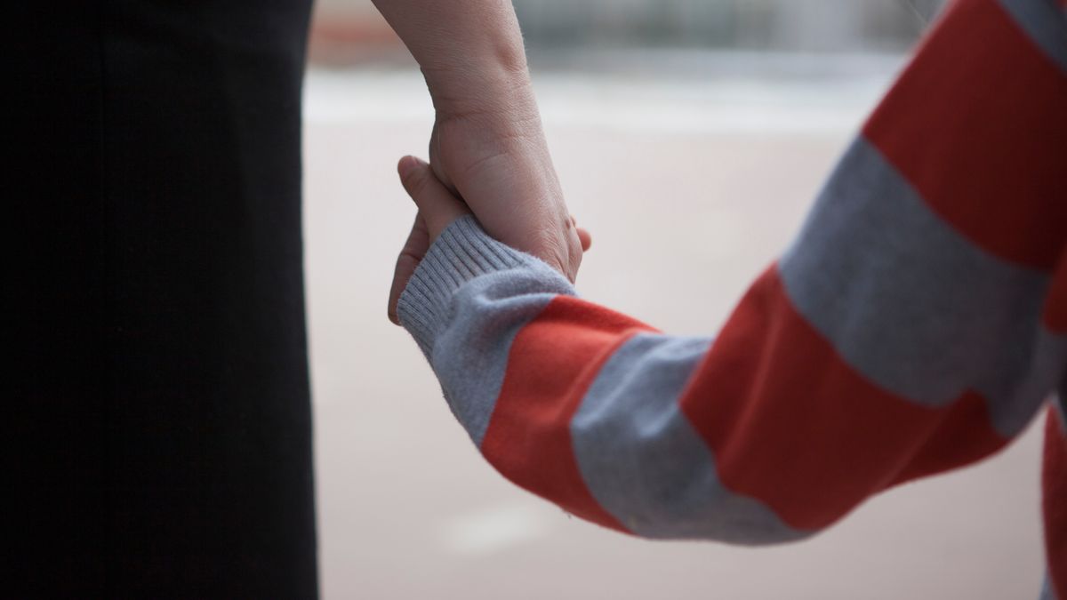Symbolbild: Frau hält Kind an der Hand