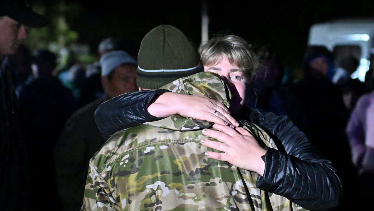 Eine Frau verabschiedet sich von einem Reservisten, der während der Teilmobilmachung im Gebiet Omsk eingezogen wurde.