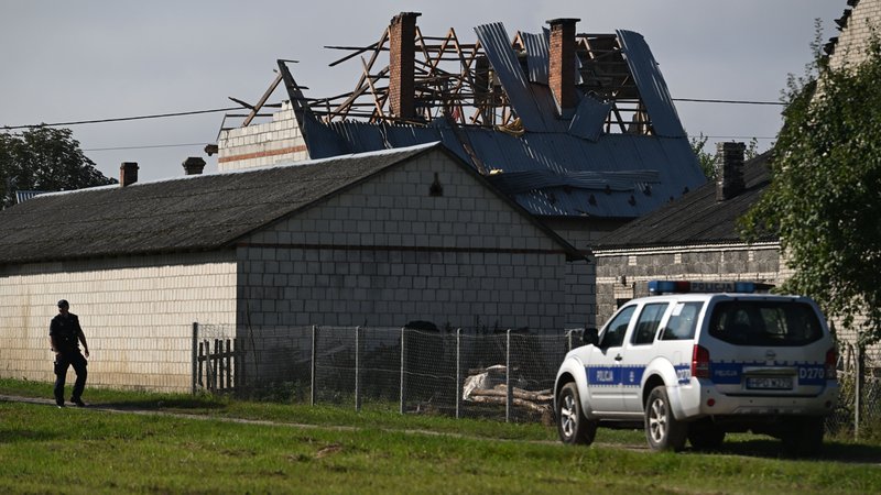 Das von einer russischen Drohne zerstörte Dach eines Wohngebäudes in Wyryki, Ostpolen. | Bild: Wojtek Jargilo/PAP/dpa Das von einer russischen Drohne zerstörte Dach eines Wohngebäudes in Wyryki, Ostpolen.