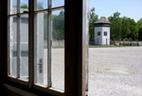 Blick aus einer rekonstruierten Baracke auf dem Gelände der KZ-Gedenkstätte Dachau. Das KZ wurde am 29.04.1945 von der US-Armee befreit. Die Zentrale Gedenkfeier zum 80. Jahrestag der Befreiung findet am 04.05.2025 statt. | Bild:picture alliance/dpa/Sven Hoppe