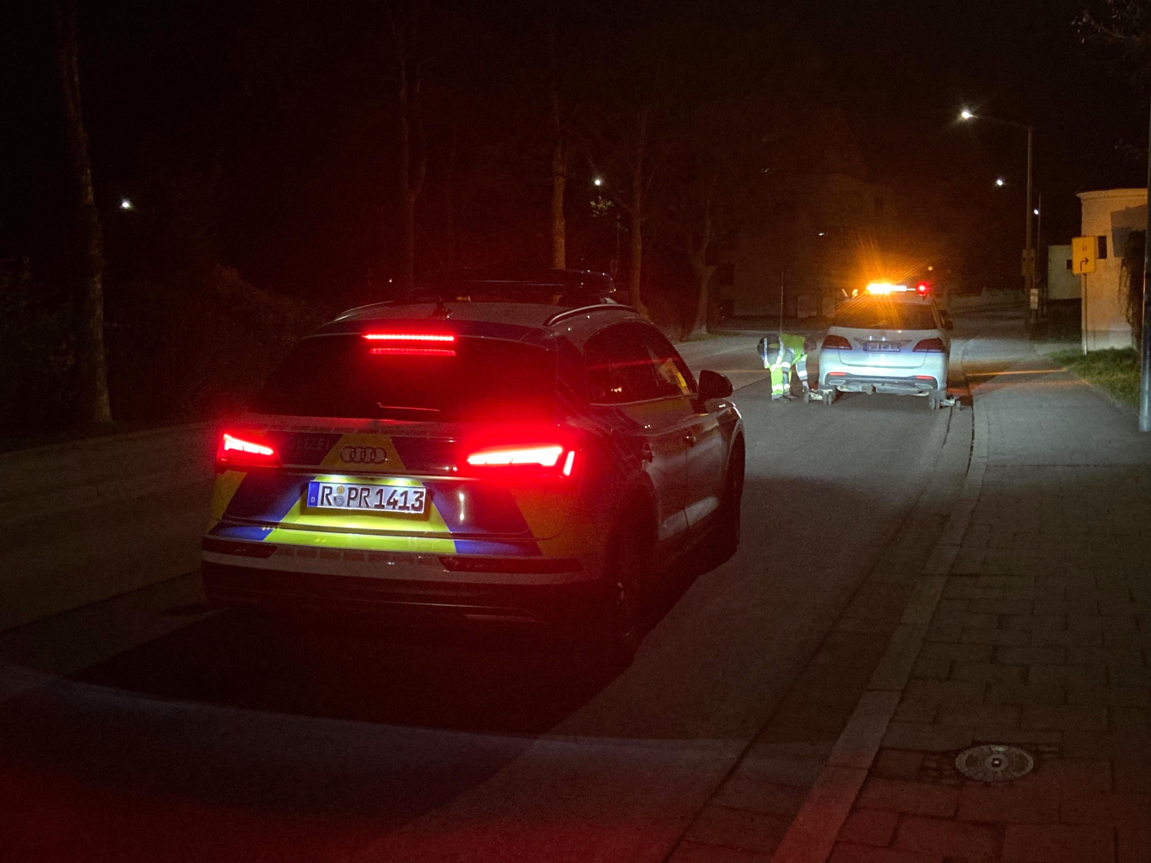 Abschleppdienst am Auto, davor ein Streifenwagen