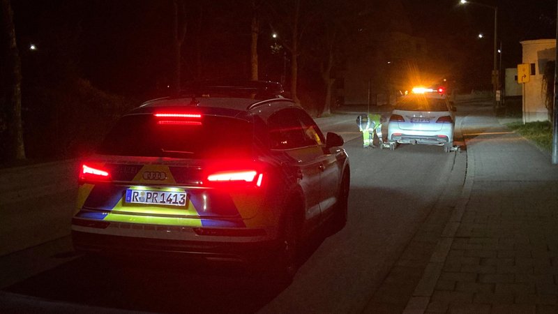 Abschleppdienst am Auto, davor ein Streifenwagen | Bild: Vifogra Abschleppdienst am Auto, davor ein Streifenwagen