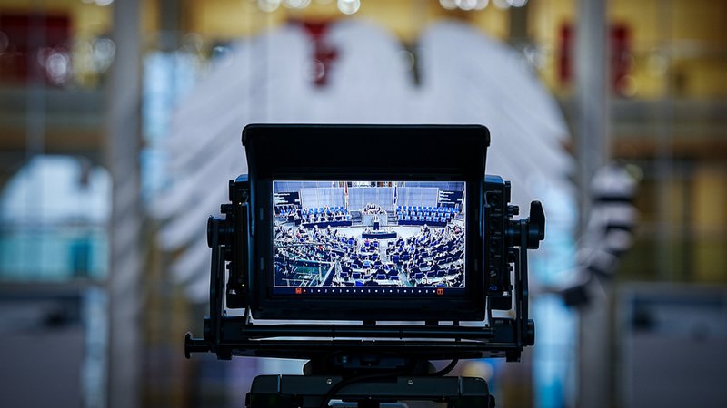 Eine Kamera filmt das Plenum des Bundestags während einer Sitzung.