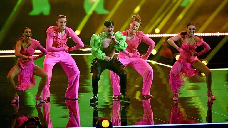 Sänger und Sängerinnen in rosa und grünen Kostümen | Bild:Antti Aimo-Koivisto/Picture Alliance
