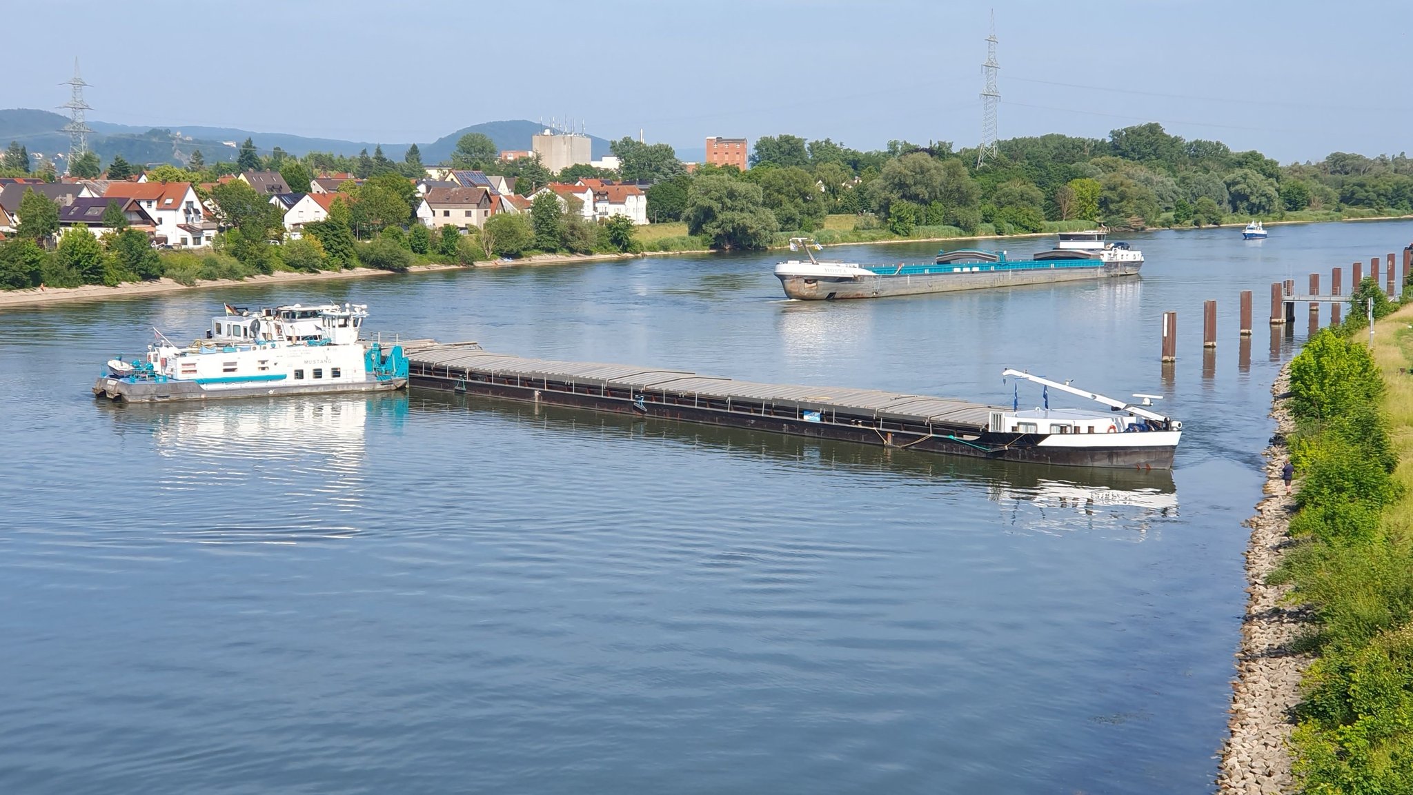 Das festgefahrene Gütermotorschiff auf der Donau bei Regensburg.