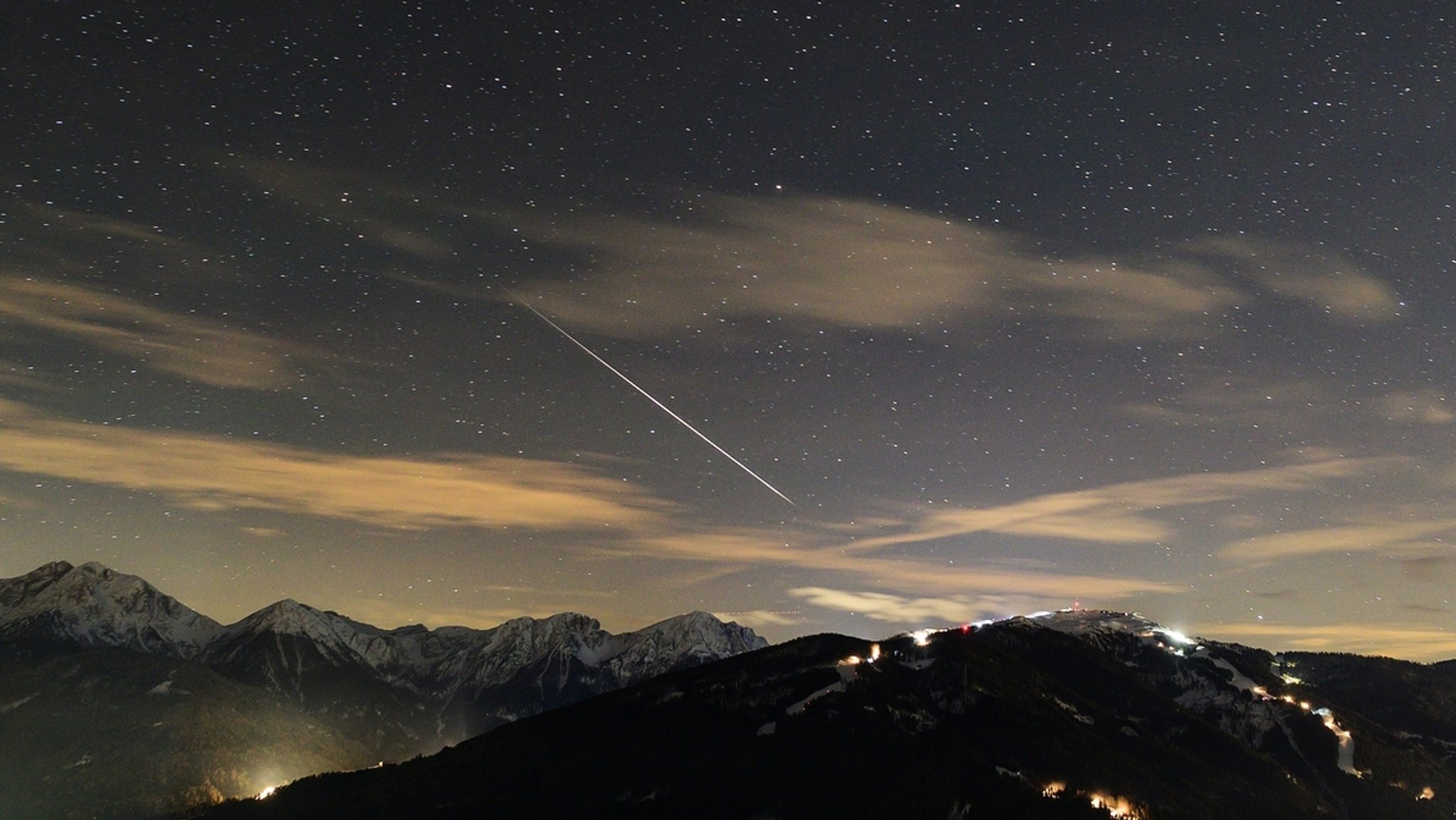 Am Abend des 14. Dezember 2022 machte sich Norbert Scantamburlo auf zur Sternschnuppen-Jagd. Von 180 Bildern war eines ein Volltreffer. Im Hintergrund die Pragser Dolomiten, rechts der Kronplatz, Haus- und Skiberg seiner Heimatstadt Bruneck.