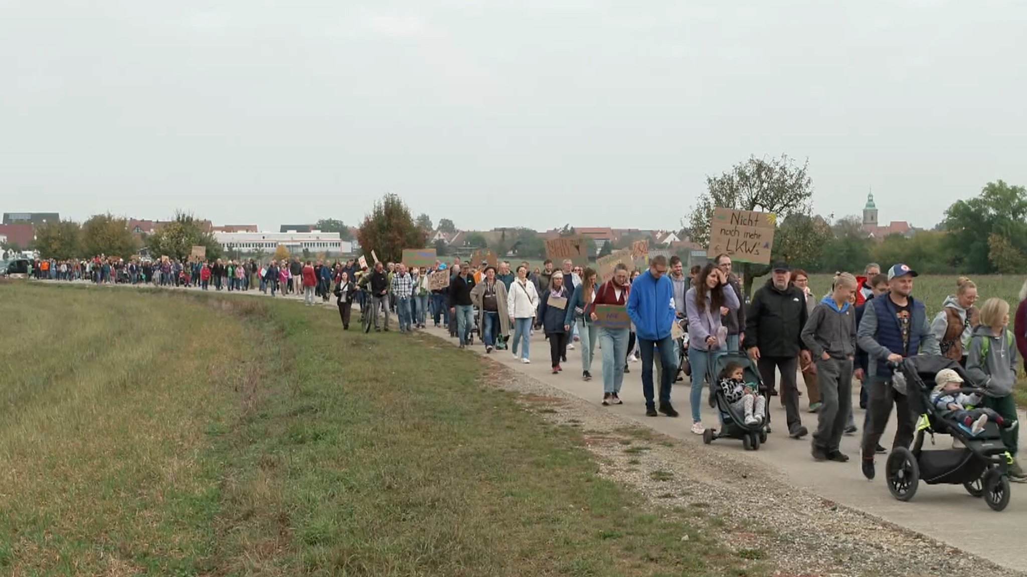 Bürgerinitiative auf ihrer Demonstration. | Bild: BR Bürgerinitiative auf ihrer Demonstration.