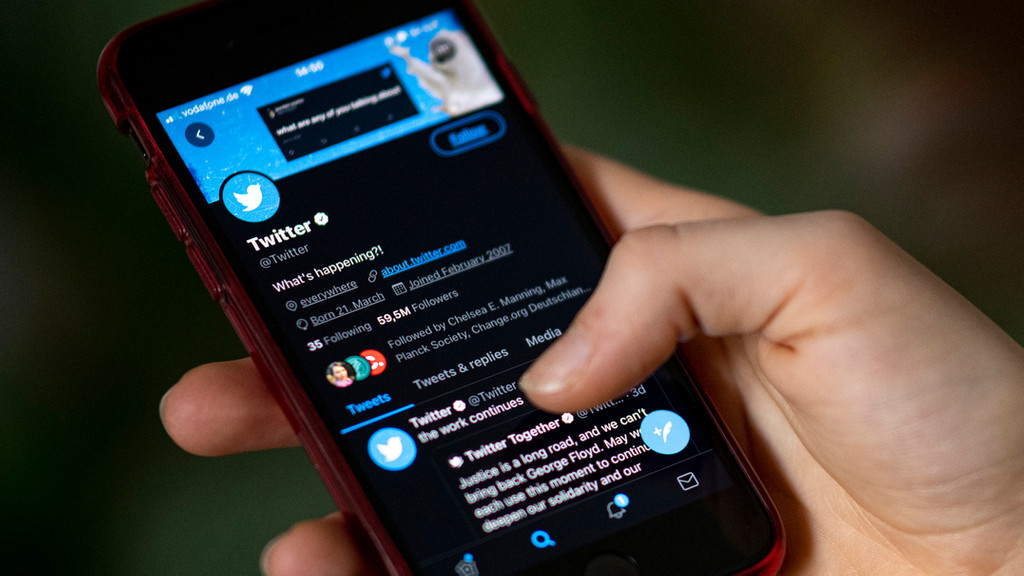 Auf dem Bildschirm eines Smartphones sieht man die Timeline in der App Twitter. Tesla-Chef Musk ist zum größten Aktionär von Twitter geworden.
