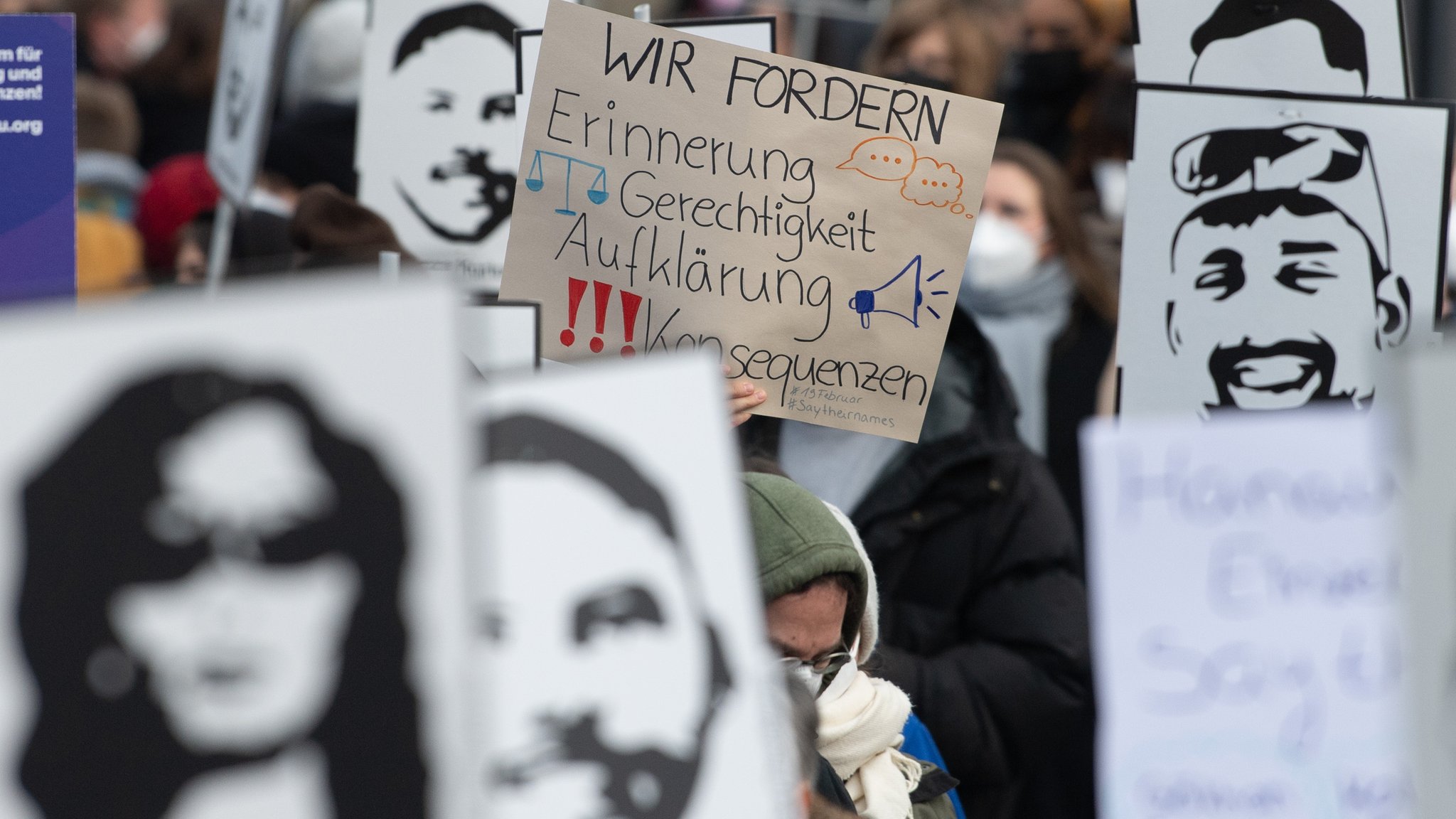 Symbolbild: Bilder der Opfer von Hanau bei Gedenkveranstaltung