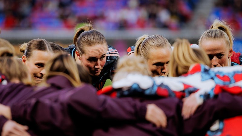 Die FC Bayern Frauen im Mannschaftskreis | Bild: picture alliance / ZUMAPRESS.com | Pauline Figuet Die FC Bayern Frauen im Mannschaftskreis