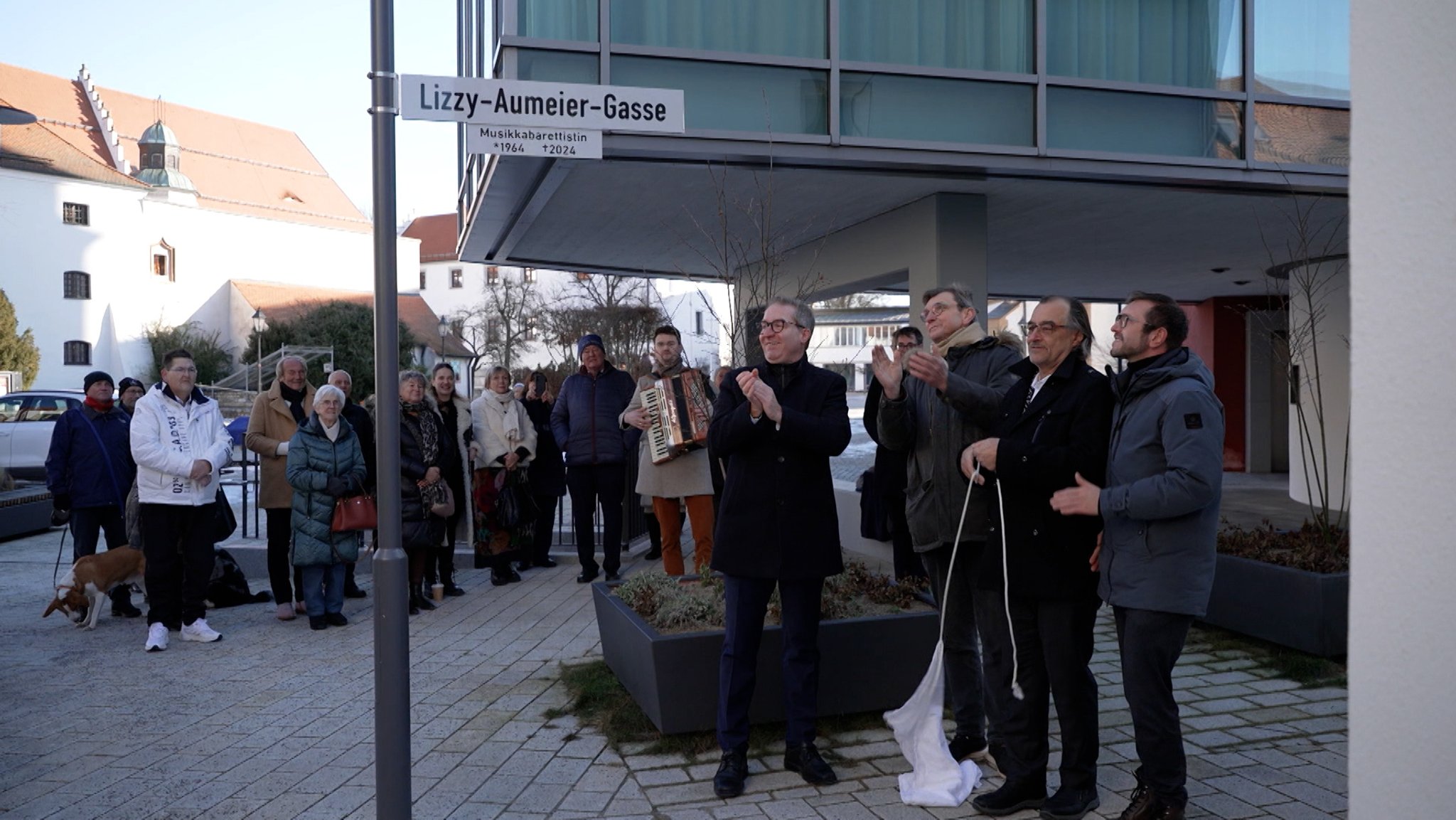 Straßenschild in Neumarkt mit der Aufschrift "Lizzy-Neumeier-Gasse" | Bild: BR Straßenschild in Neumarkt mit der Aufschrift "Lizzy-Neumeier-Gasse"