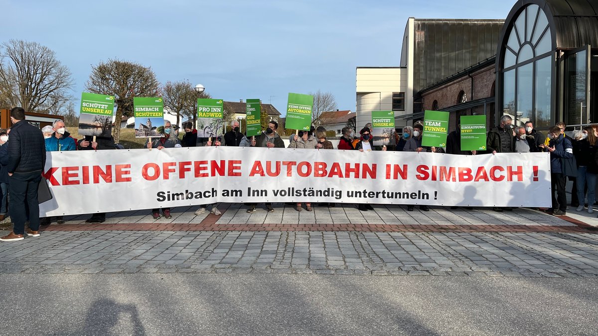 A94-Bau: Befürworter der vollständigen Untertunnelung Simbachs bei einer Demonstration