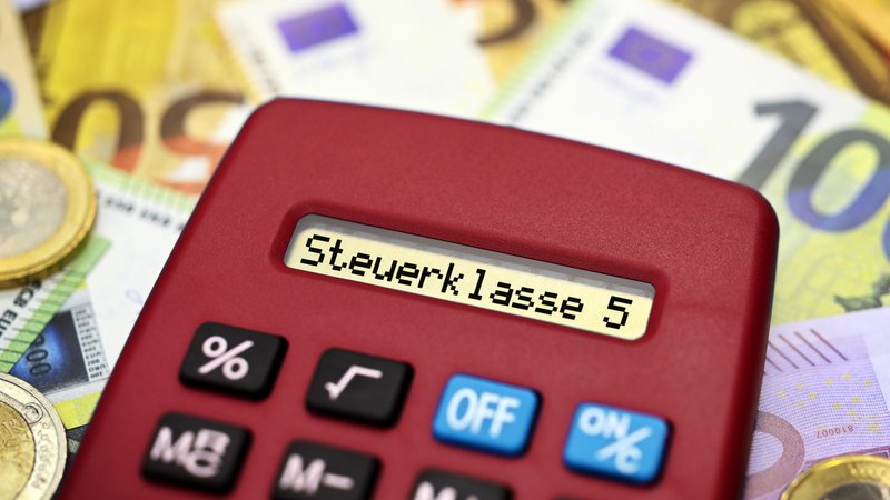 In einem Taschenrechnerdisplay steht der Schriftzug Steuerklasse 5, Fotomontage | Bild: picture alliance / CHROMORANGE | Christian Ohde In einem Taschenrechnerdisplay steht der Schriftzug Steuerklasse 5, Fotomontage
