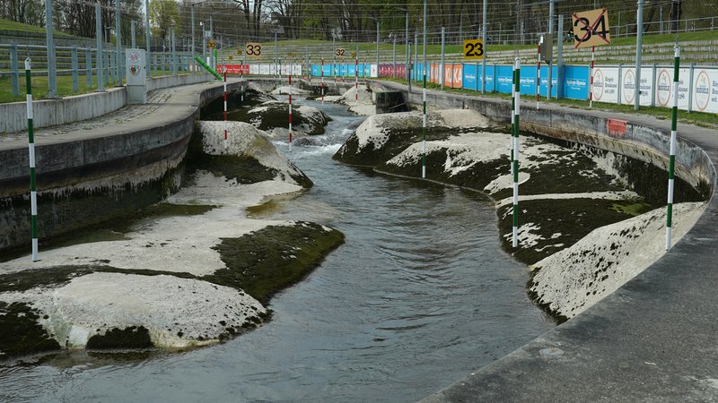 Der Eiskanal, die für Wettkämpfe vorgesehene Olympiastrecke, ist wegen der anhaltenden Trockenheit nicht befahrbar. | Bild: BR/ Veronika Scheidl Der Eiskanal, die für Wettkämpfe vorgesehene Olympiastrecke, ist wegen der anhaltenden Trockenheit nicht befahrbar.