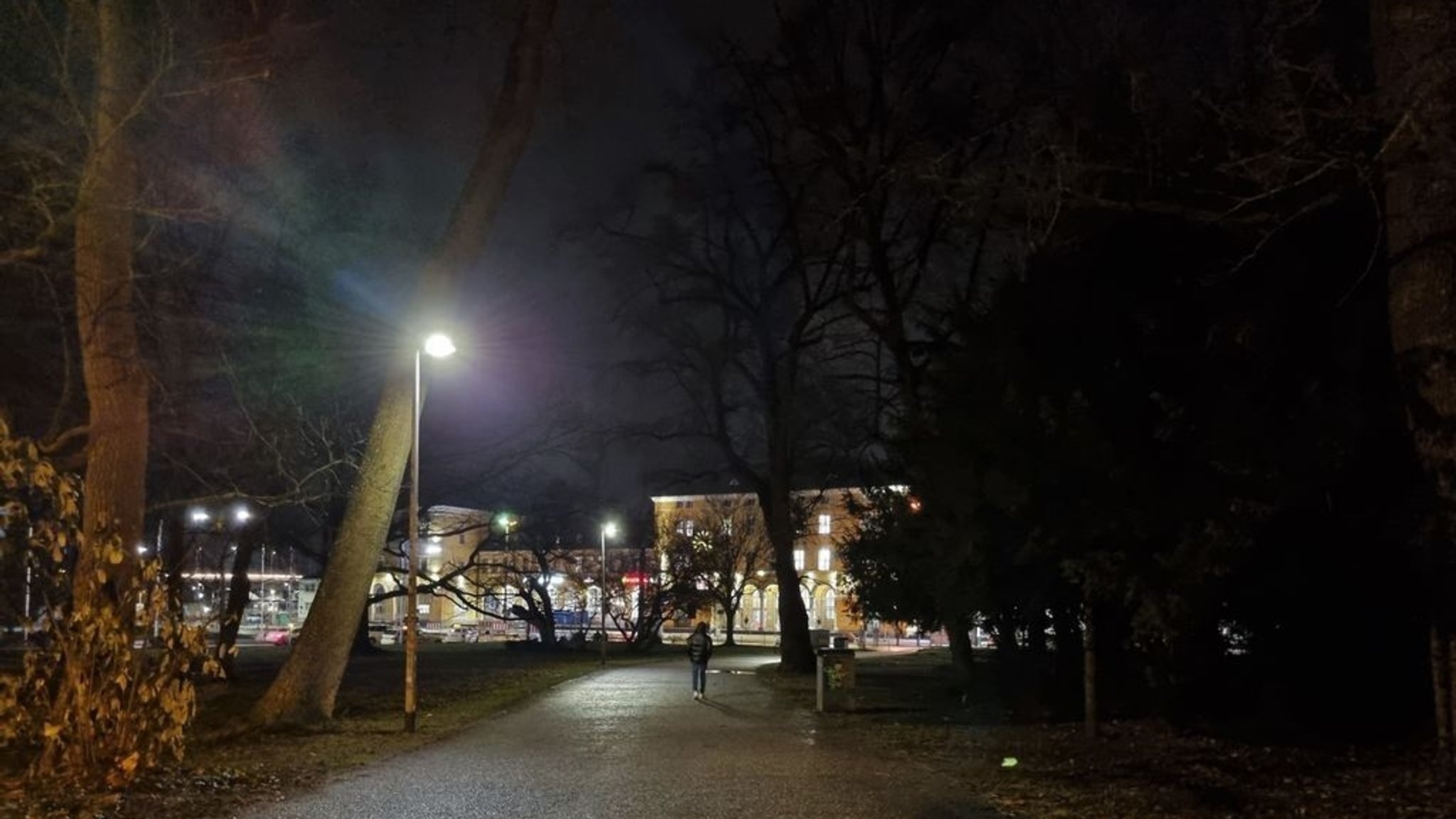 Regensburg - im Park rund um die Fürst-Anselm-Allee vor dem Hauptbahnhof.