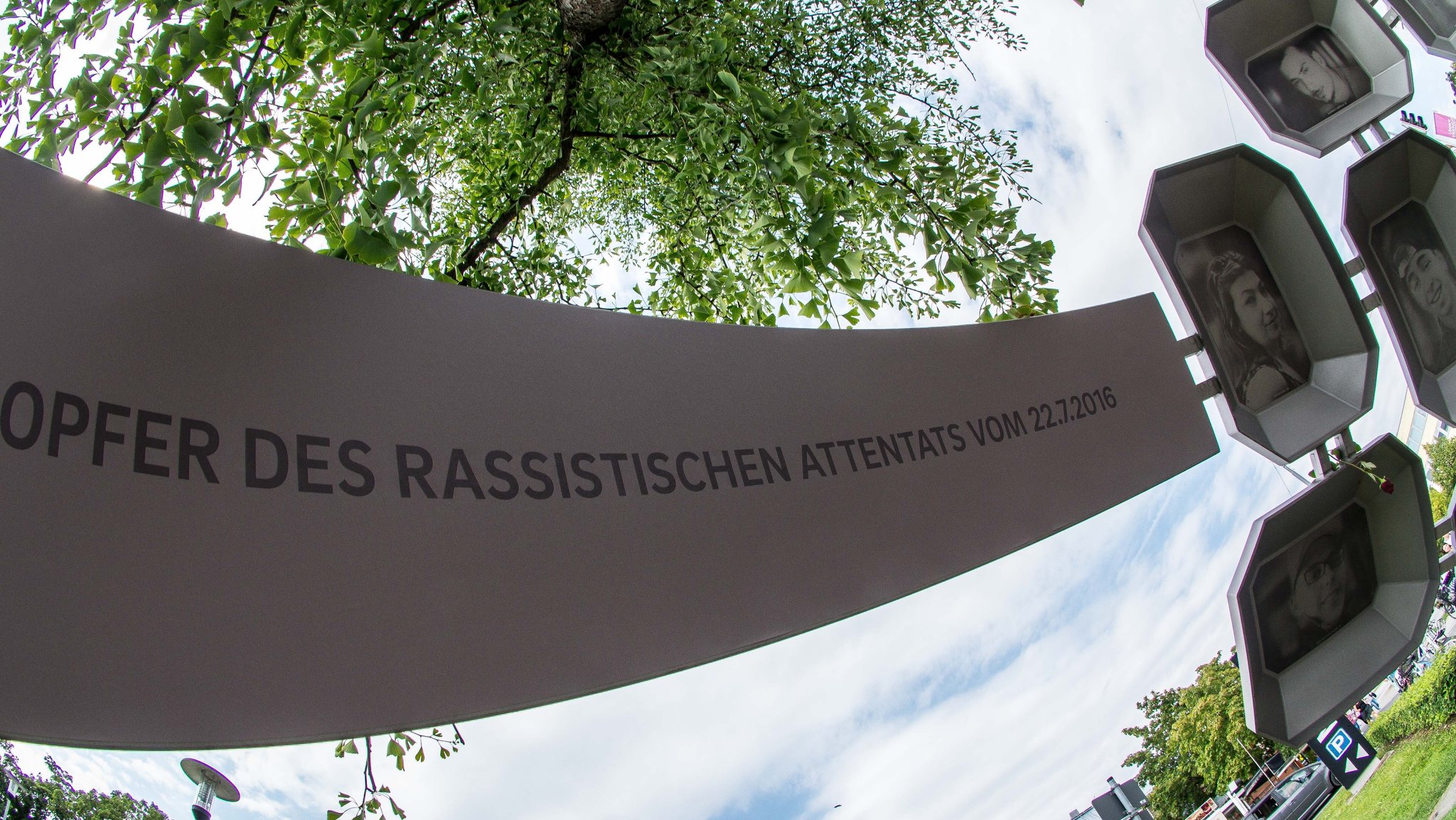 Gedenktafel in Erinnerung an die Opfer des rassistischen Attentats vom 22.07.2016