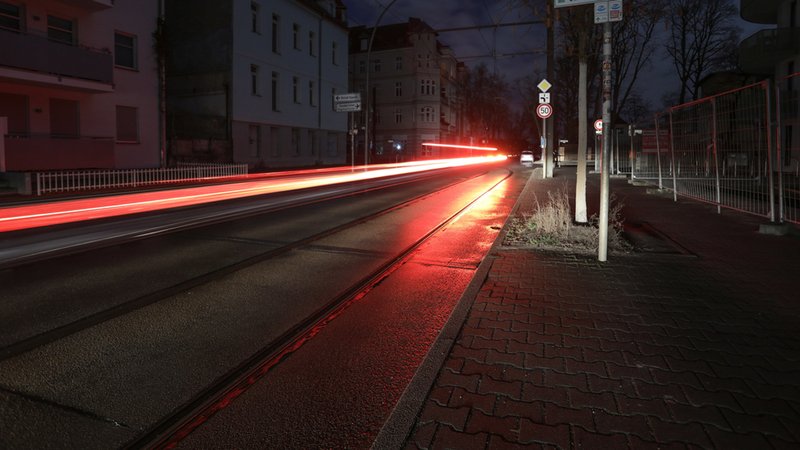 Symbolbild: Auf einer Straße ist die Beleuchtung nicht in Betrieb.