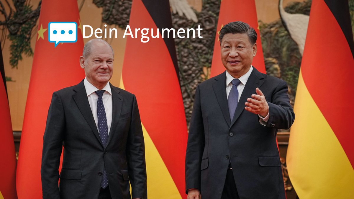Der deutsche Bundeskanzler Olaf Scholz steht neben Chinas Präsident Xi Jinping. Im Hintergrund sind deutsche und chinesische Fahnen zu sehen.