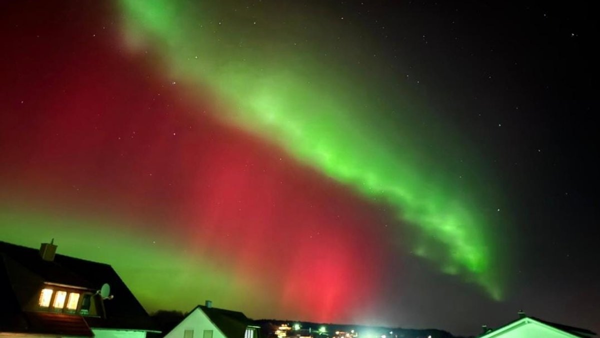 Michael Storch hat dieses Foto von Polarlichterlichtern über dem unterfränkischen Hohenroth dem BR zur Verfügung gestellt. | Bild: Michael Storch Michael Storch hat dieses Foto von Polarlichterlichtern über dem unterfränkischen Hohenroth dem BR zur Verfügung gestellt.