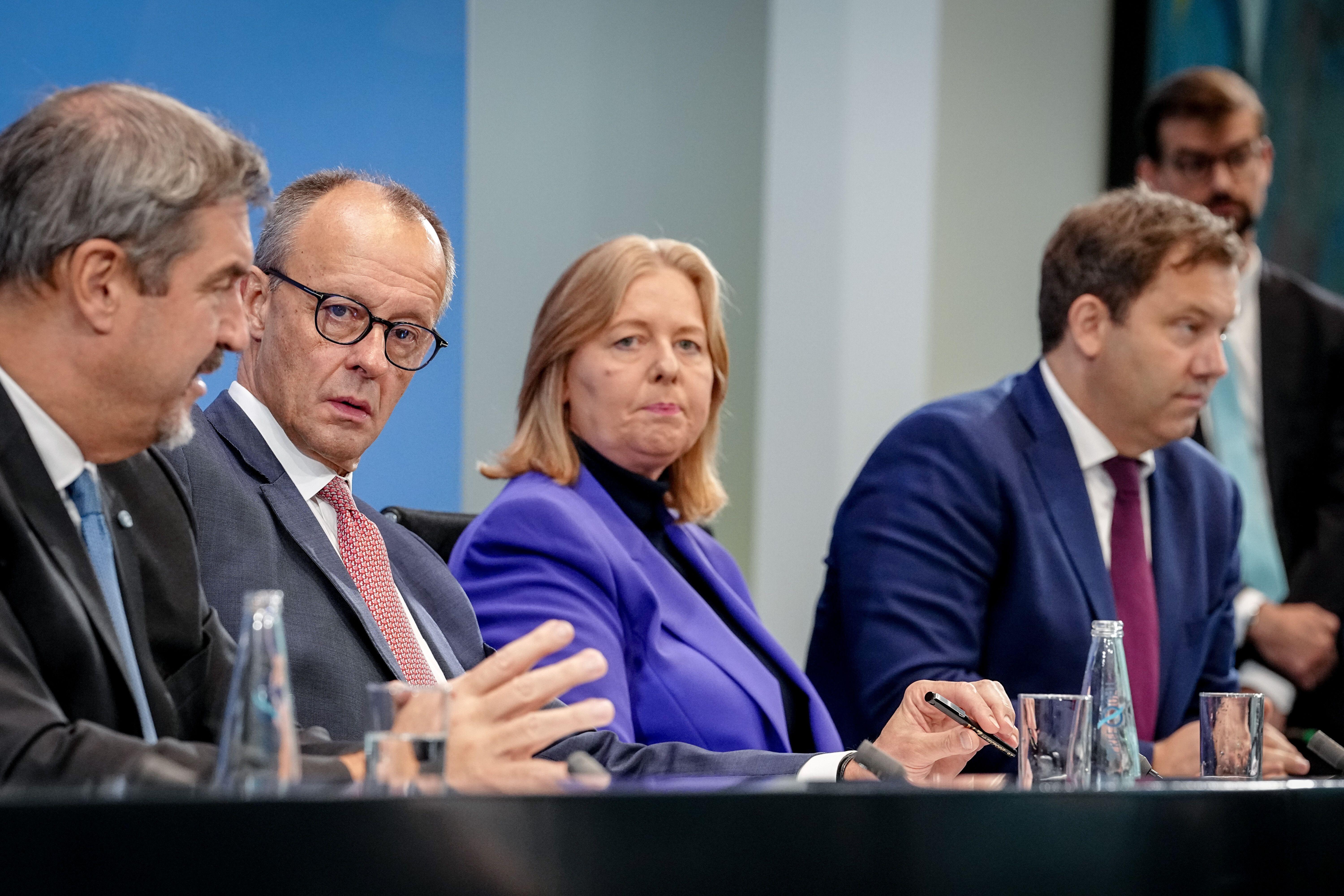 CSU-Chef Markus Söder, Bundeskanzler Friedrich Merz, Arbeitsministerin Bärbel Bas und Vizekanzler Lars Klingbeil sitzen nebeneinander und stellen die Beschlüsse des Koalitionsausschusses vor