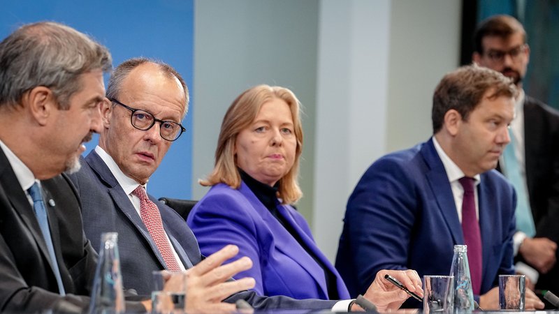 CSU-Chef Markus Söder, Bundeskanzler Friedrich Merz, Arbeitsministerin Bärbel Bas und Vizekanzler Lars Klingbeil sitzen nebeneinander und stellen die Beschlüsse des Koalitionsausschusses vor | Bild: picture alliance/dpa | Kay Nietfeld CSU-Chef Markus Söder, Bundeskanzler Friedrich Merz, Arbeitsministerin Bärbel Bas und Vizekanzler Lars Klingbeil sitzen nebeneinander und stellen die Beschlüsse des Koalitionsausschusses vor