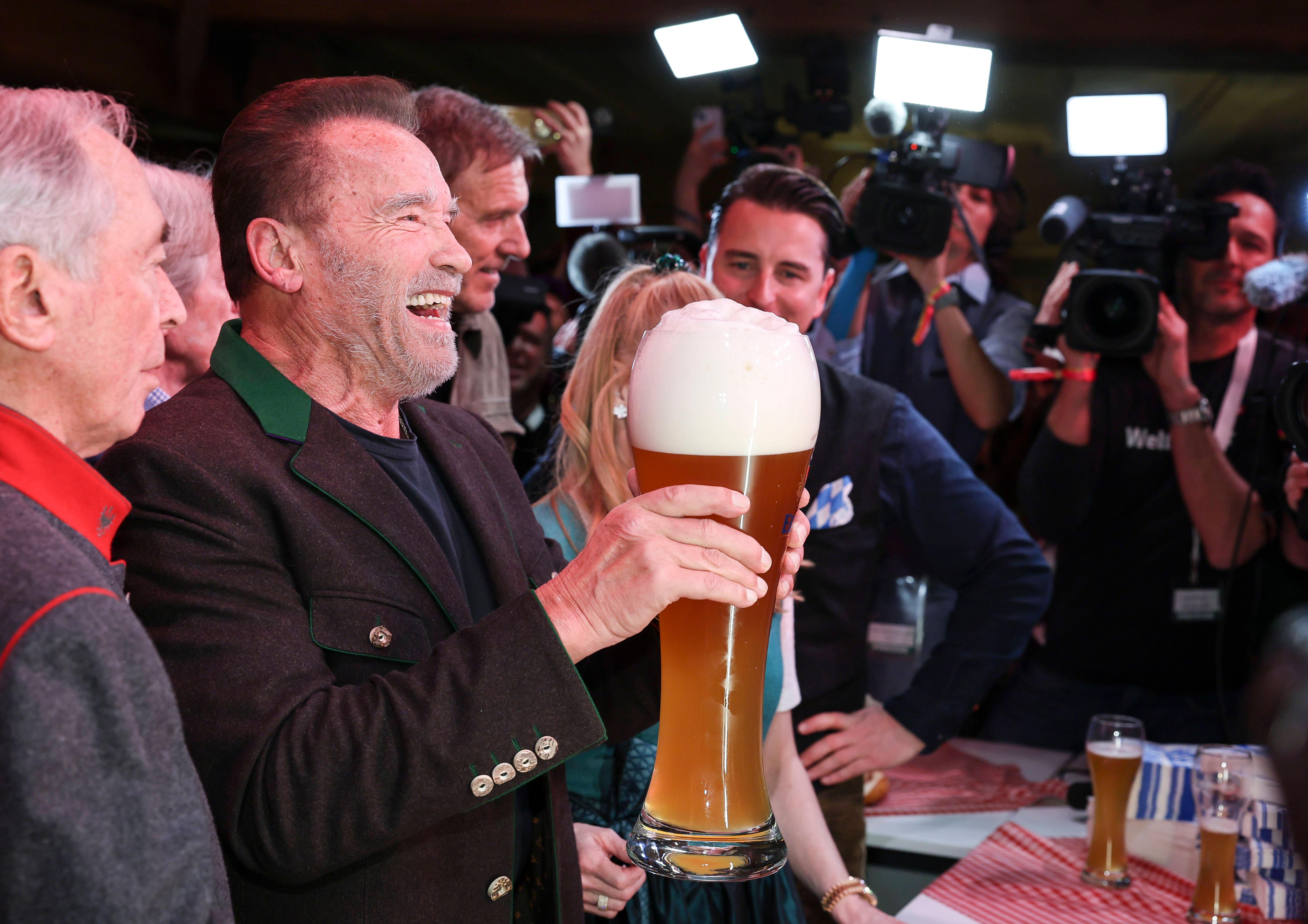 Kitzbühel-Weltcup 2024: Arnold Schwarzenegger mit großem Weißbierglas