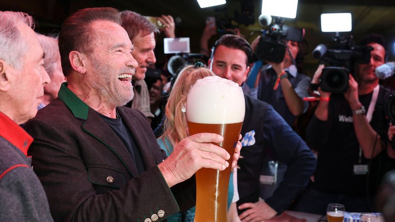 Kitzbühel-Weltcup 2024: Arnold Schwarzenegger mit großem Weißbierglas