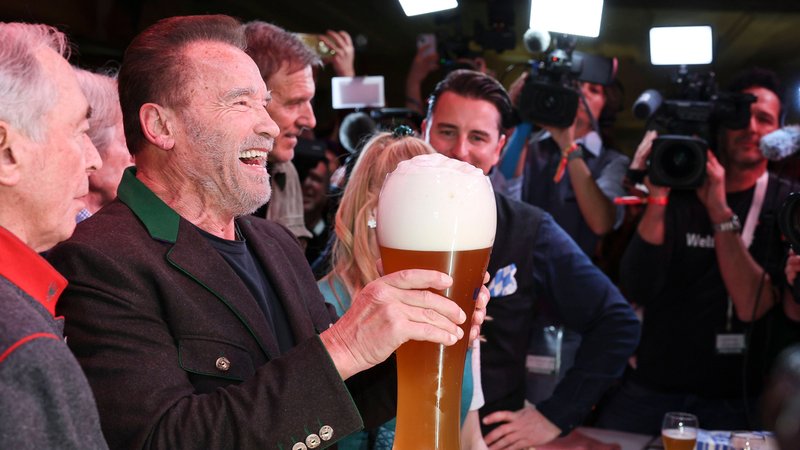 Kitzbühel-Weltcup 2024: Arnold Schwarzenegger mit großem Weißbierglas | Bild: IMAGO/GEPA pictures Kitzbühel-Weltcup 2024: Arnold Schwarzenegger mit großem Weißbierglas