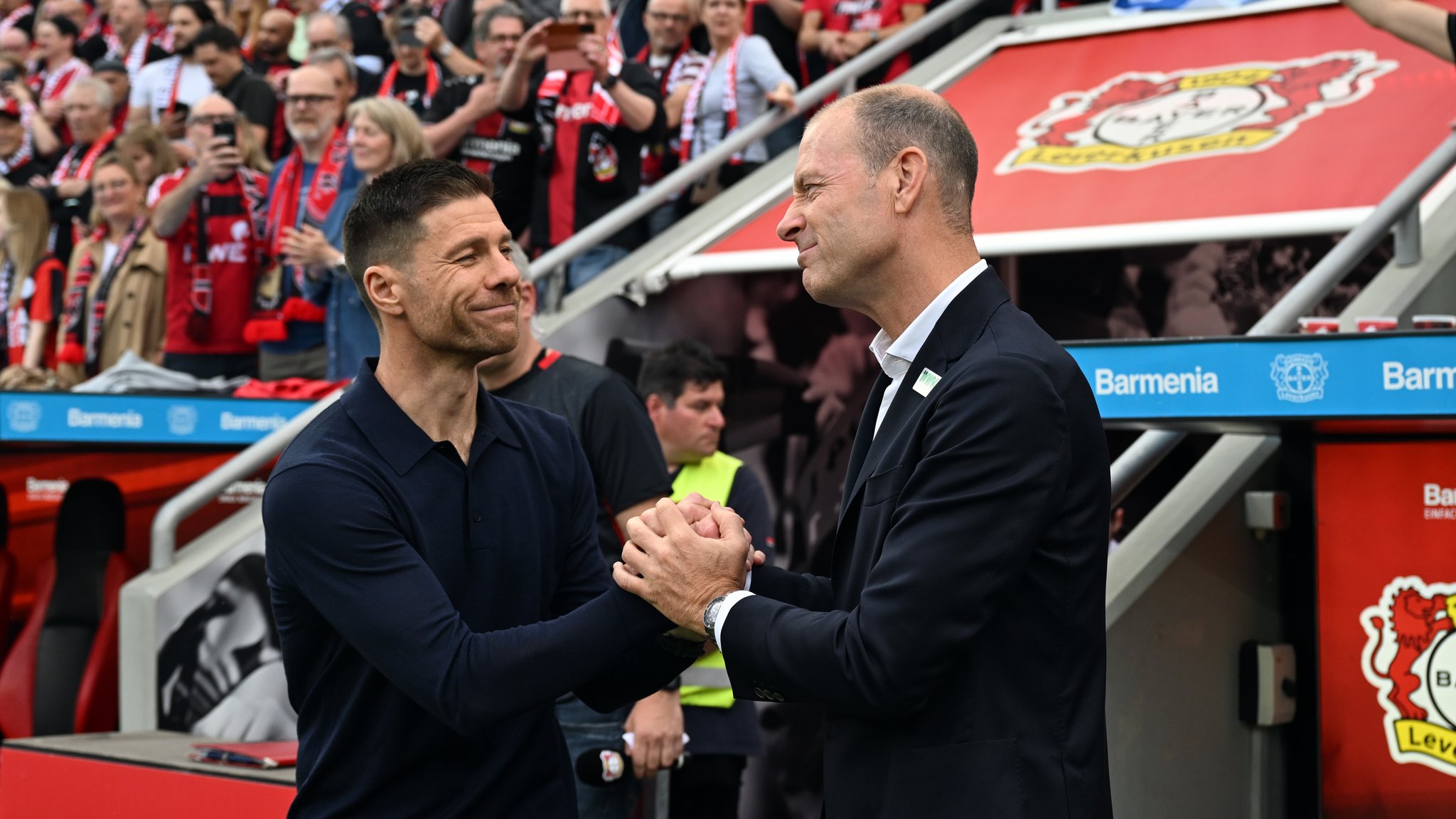 Leverkusens Trainer Xabi Alonso (l) und Augsburgs Trainer Jess Thorup vor dem Spiel