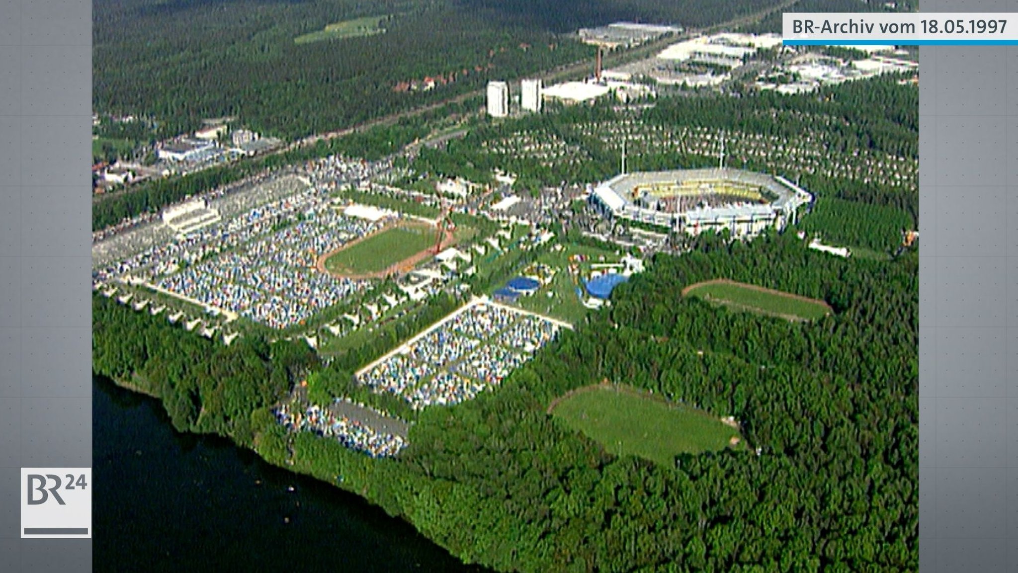 Luftaufnahme des Frankenstadions mit angrenzendem Campingplatz