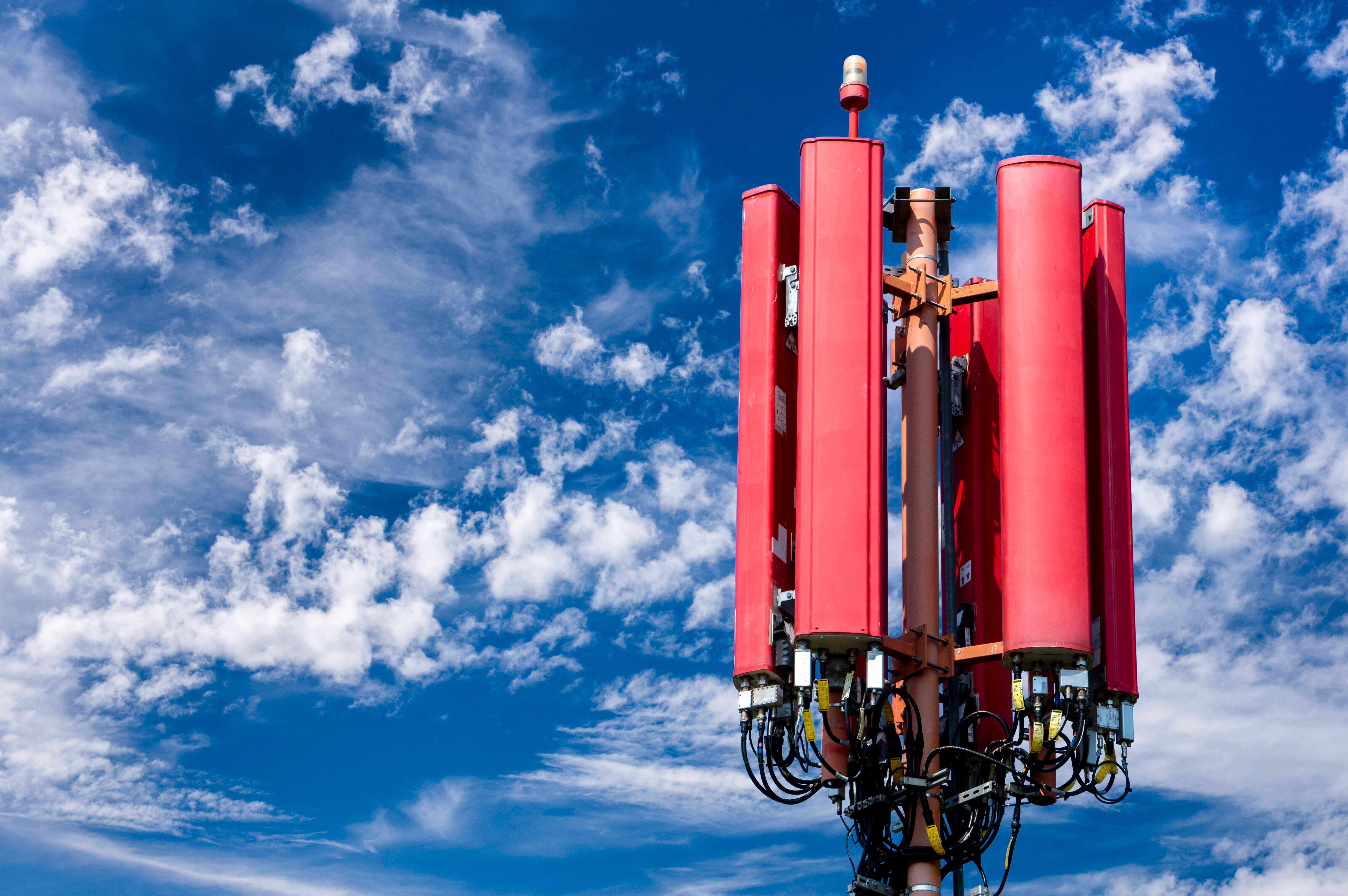 Ein roter Funkmast.