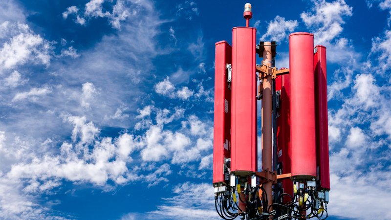 Ein roter Funkmast. | Bild: picture alliance / SZ Photo | Wolfgang Filser Ein roter Funkmast.