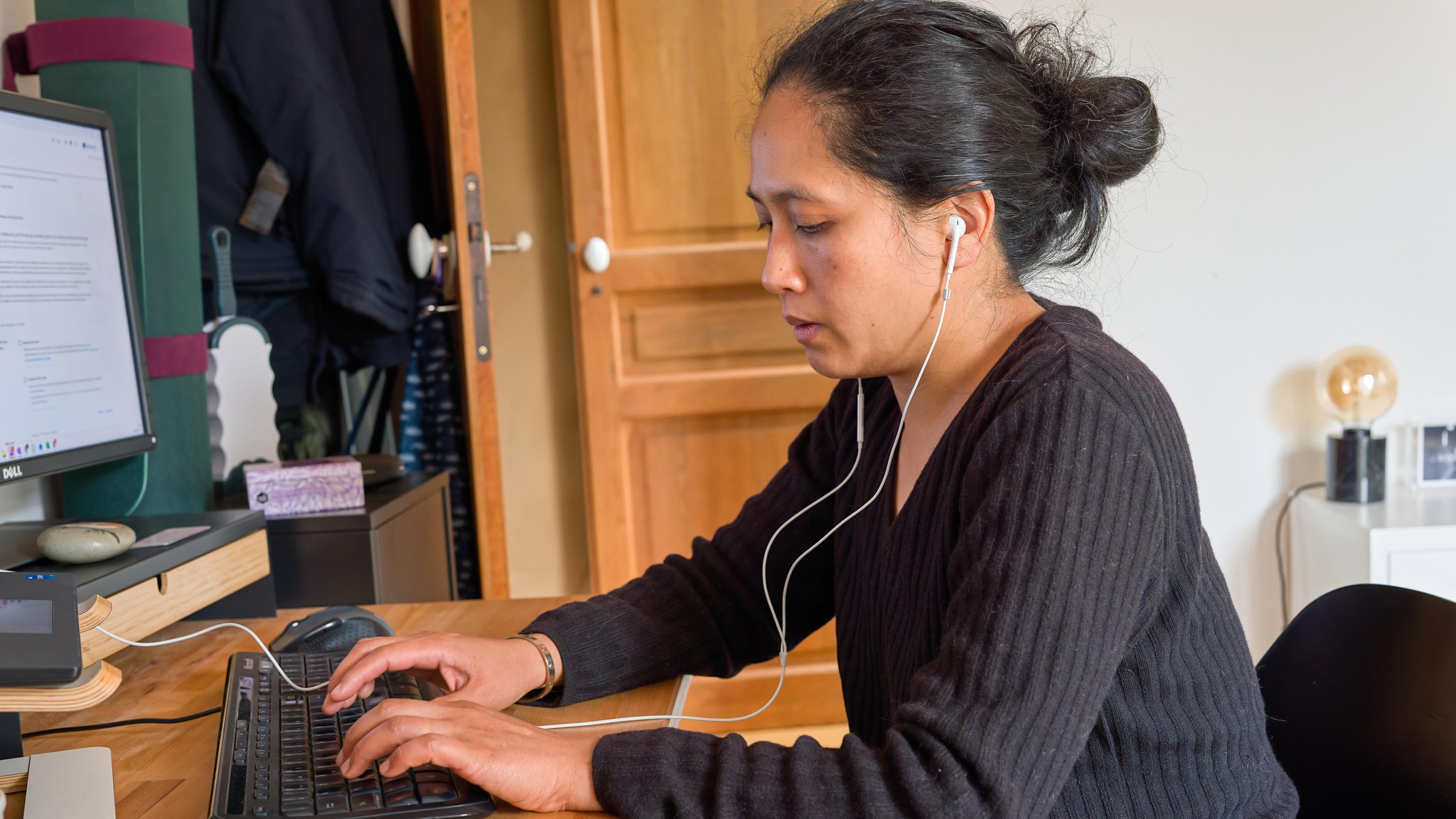 Telearbeit im Homeoffice bringt einige rechtliche Besonderheiten mit sich. Eine Frau sitzt bei sich zu Hause am Schreibtisch und arbeitet. | Bild: pa/Hans Lucas/Mathieu Thomasset Telearbeit im Homeoffice bringt einige rechtliche Besonderheiten mit sich. Eine Frau sitzt bei sich zu Hause am Schreibtisch und arbeitet.