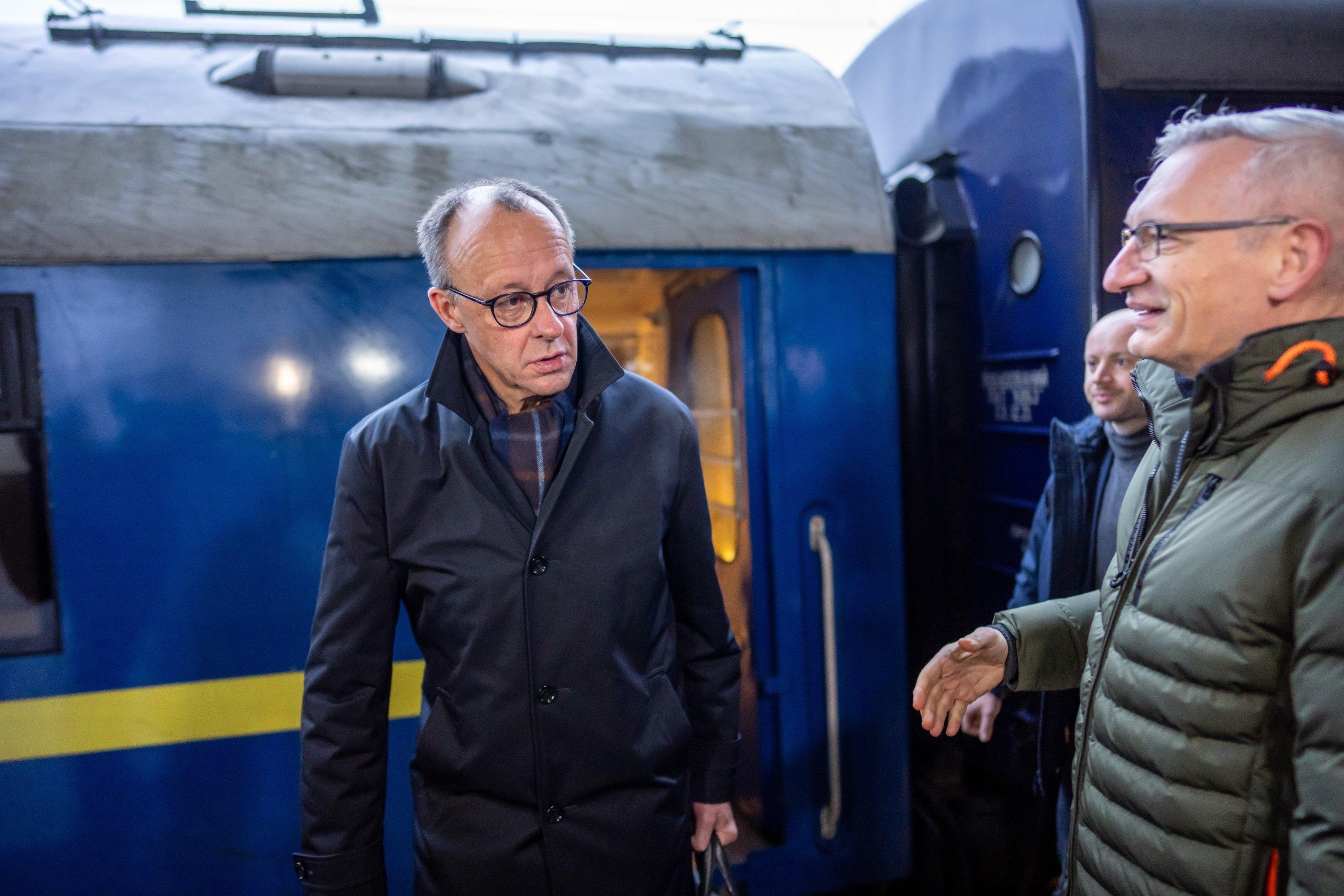 Unionskanzlerkandidat Friedrich Merz wird vom deutschen Botschafter in Kiew, Martin Jäger begrüßt