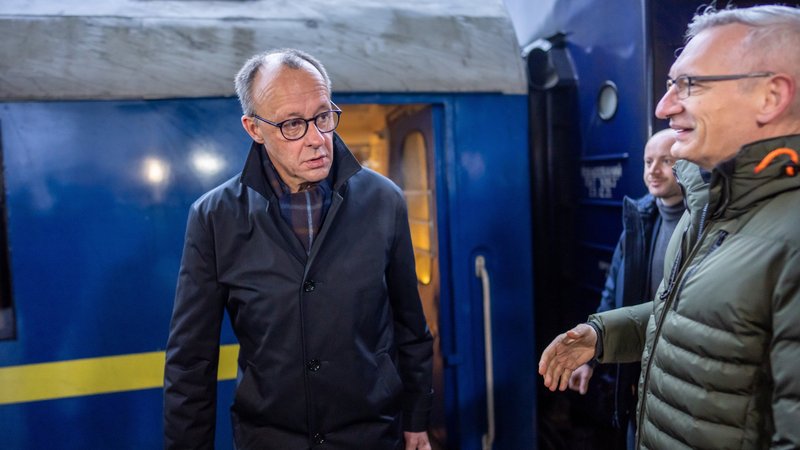 Unionskanzlerkandidat Friedrich Merz wird vom deutschen Botschafter in Kiew, Martin Jäger begrüßt | Bild: dpa Bildfunk / Michael Kappeler Unionskanzlerkandidat Friedrich Merz wird vom deutschen Botschafter in Kiew, Martin Jäger begrüßt