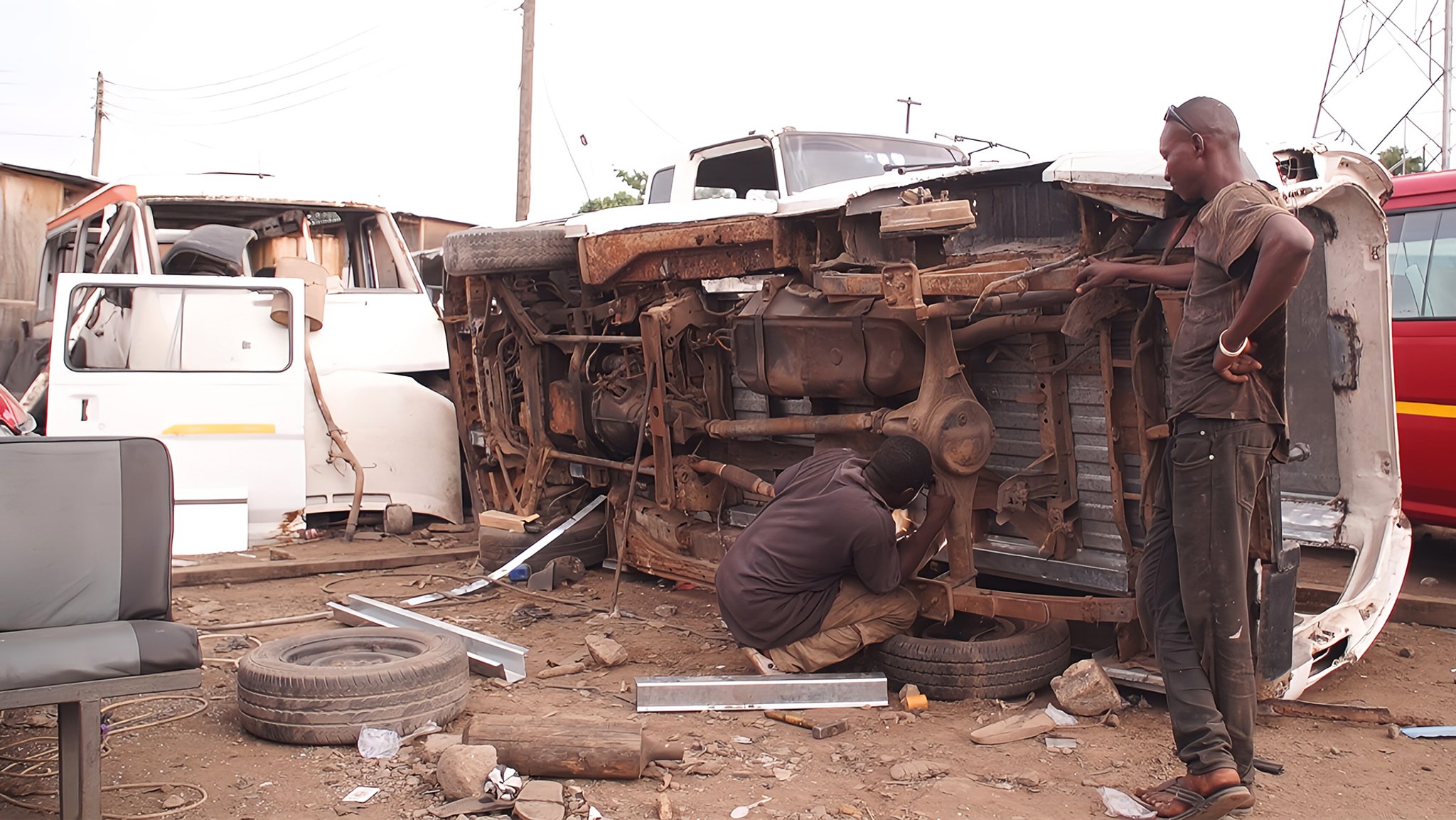 Reparatur-Arbeiten an einem aus Deutschland importierten Kleinbus, Accra, Ghana