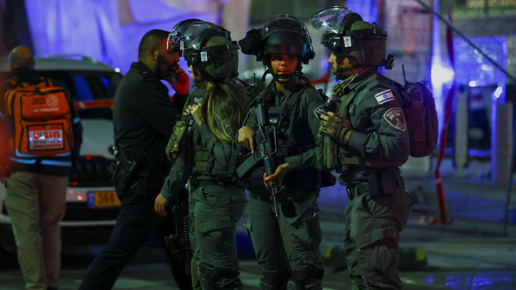 In Ost-Jerusalem hat ein Angreifer das Feuer auf Besucher einer Synagoge eröffnet. Mindestens sieben Menschen starben, mehrere wurden verletzt.