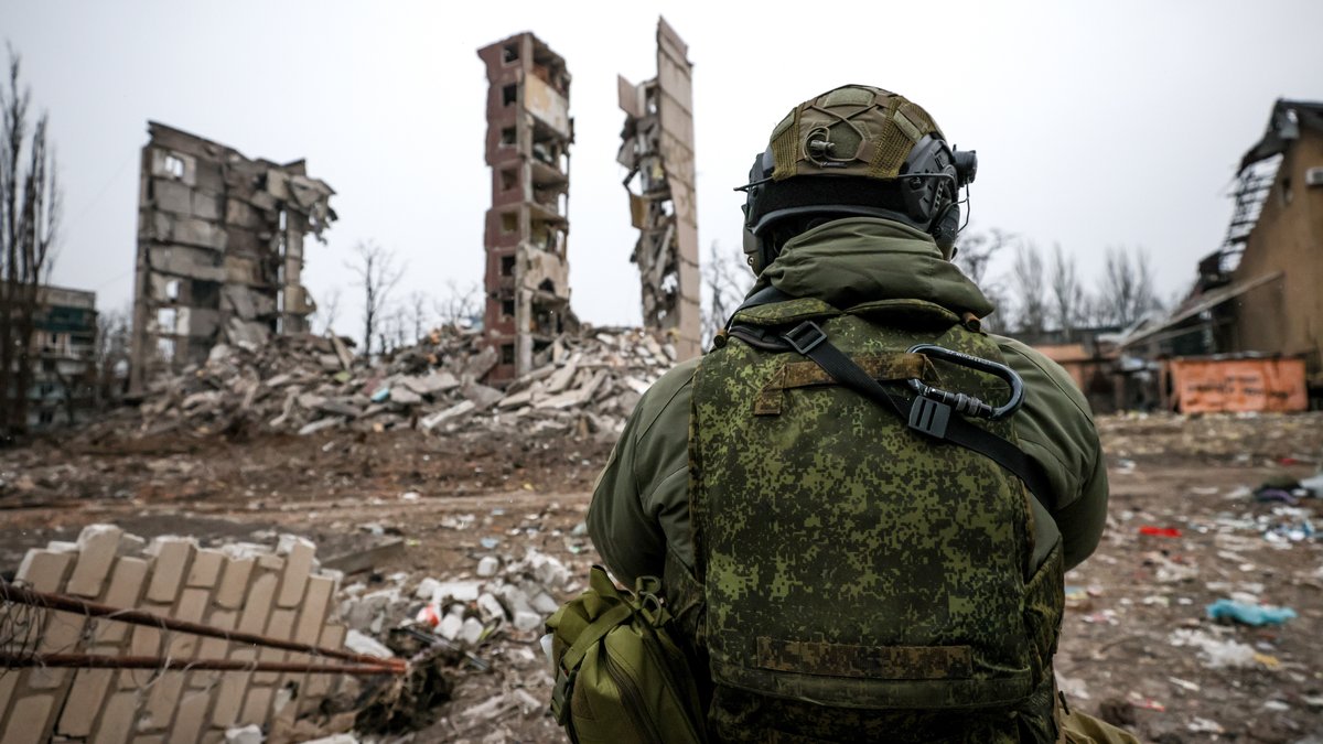 Ein Soldat in den Ruinen von Awdijiwka | Bild: pa/dpa/ Alexander Reka Ein Soldat in den Ruinen von Awdijiwka